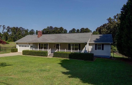 Suwanee House | Country living with everything nearby. Old Town Suwanee. Pet friendly. Fenced.