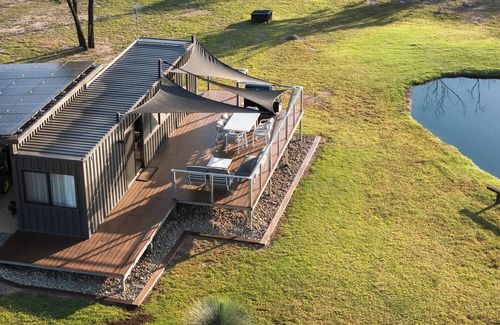 Inverell Cabin | Country lodge, adjoining National park, Golf course and Mountain bike track.