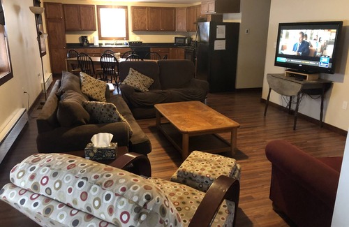 Richland House | Country Lodge Perfect For Fishing, Snowmobiling and Relaxing