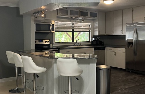 Vero Beach Cabin | 🌴Country Log Cabin - 2 Bedrooms, & JACUZZI bath Near BEACH!