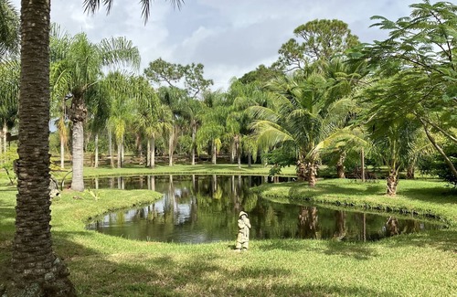 Vero Beach Cabin | 🌴Country Log Cabin - 2 Bedrooms, & JACUZZI bath Near BEACH!