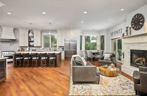 Newberg House | Country Luxury in Private Manor, Pet Friendly, Hot Tub, Indoor Basketball Ct, Billiards, on 2 Acres