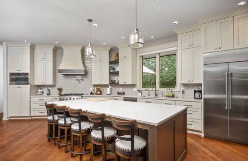 Newberg House | Country Luxury in Private Manor, Pet Friendly, Hot Tub, Indoor Basketball Ct, Billiards, on 2 Acres