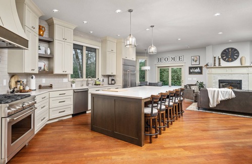 Newberg House | Country Luxury in Private Manor, Pet Friendly, Hot Tub, Indoor Basketball Ct, Billiards, on 2 Acres