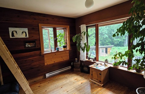 Sandon House | Country Manor Eco Home. Old growth on 10 acres. 5 min from beach. Pet friendly.