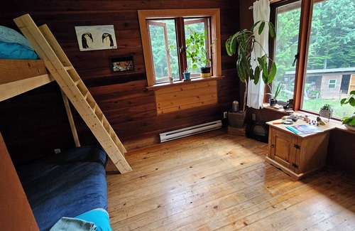 Sandon House | Country Manor Eco Home. Old growth on 10 acres. 5 min from beach. Pet friendly.