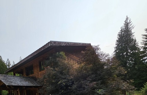Sandon House | Country Manor Eco Home. Old growth on 10 acres. 5 min from beach. Pet friendly.
