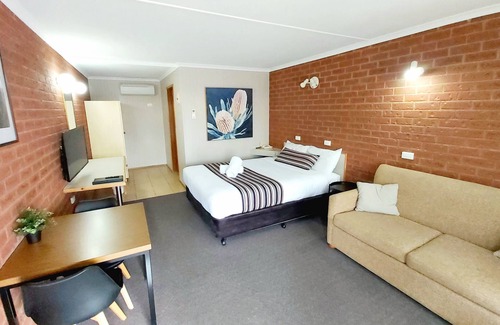 Forbes Hotel | Country Mile Motor Inn