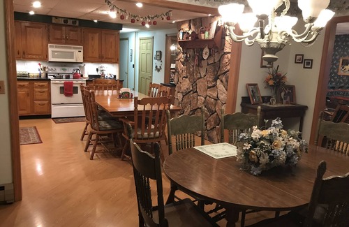 Brockport Resort | Country Mountain Paradise - Royalty Suite