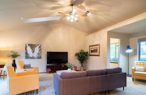 Midway House | Country Oak Pool House - Visit Mt. Shasta and Mt. Lassen National park