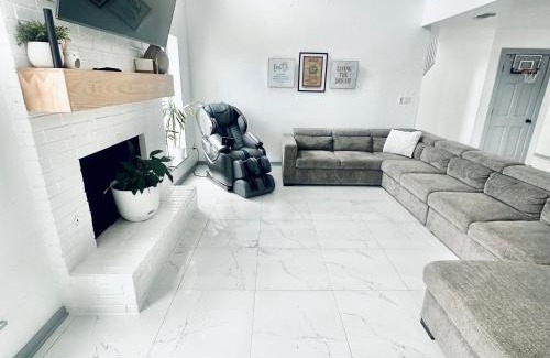 Merkel House | Country Oasis Pool Gym Sleeps 13 Guests