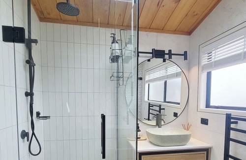 Hamilton Ski Chalet | Country Oasis with a Fiji Vibe: Your urban Retreat