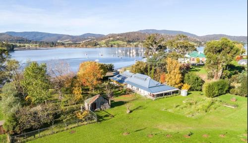 Cygnet House | Country Oasis With River Views