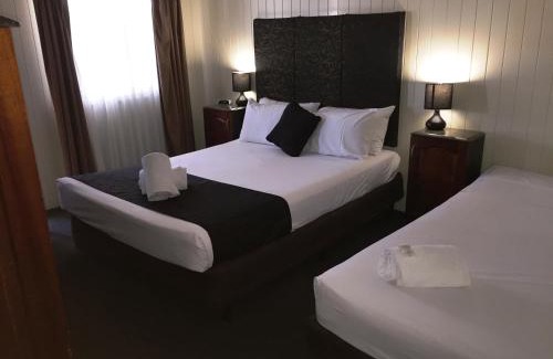 West Mackay Hotel | Country Plaza Motor Inn