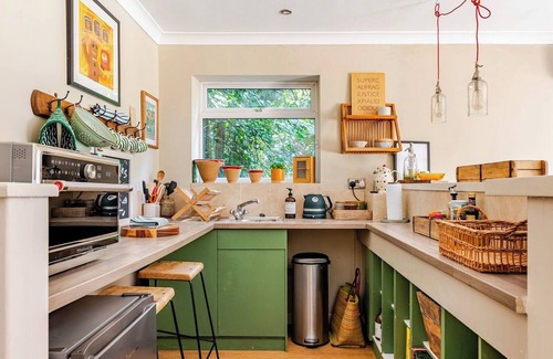Bradford-on-Avon Cabin | Country Retreat, Wood Burning Stove, Air Con, Parking & Dog Play Fields nr Bath