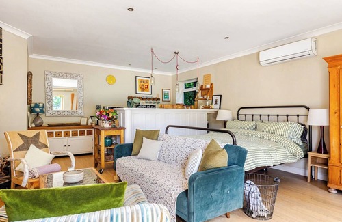 Bradford-on-Avon Cabin | Country Retreat, Wood Burning Stove, Air Con, Parking & Dog Play Fields nr Bath
