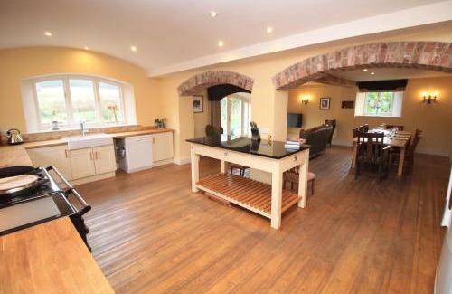 Potter Brompton House | Country Retreat, hot tub, games room, dog friendly