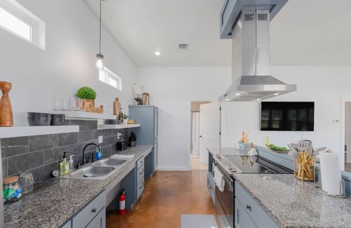 La Grange House | Country Retreat Near Downtown, Winery and Brewery