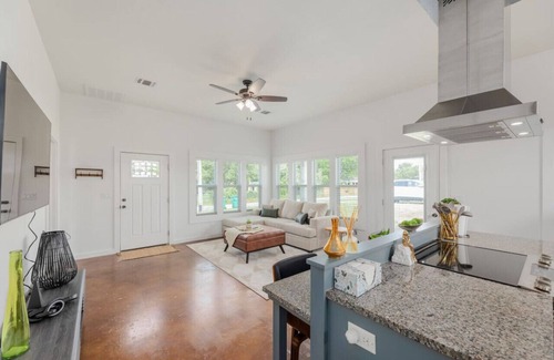 La Grange House | Country Retreat Near Downtown, Winery and Brewery