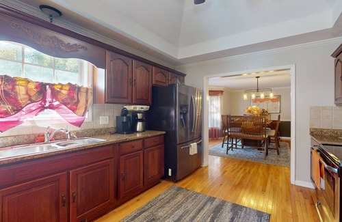 Summerville House | Country retreat with separate studio apartment, large seasonal pool, and hot tub