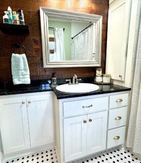 Pride House | Country Retreat with ponds-views-porches & pups