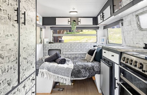 Smythesdale House | Country Retro Caravan Cottage