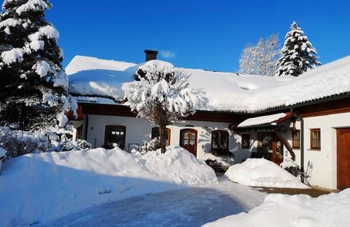 Argenbuhl Apartment | Country-style holiday apartment (sauna, table football, darts, billiards)