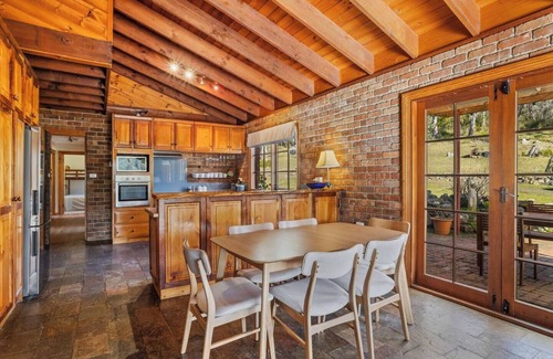 Margate House | Country style Stunner Bushland Peace and Privacy
