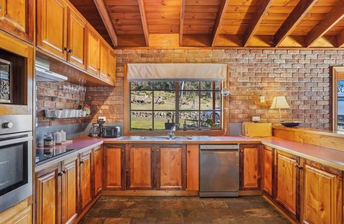 Margate House | Country style Stunner Bushland Peace and Privacy