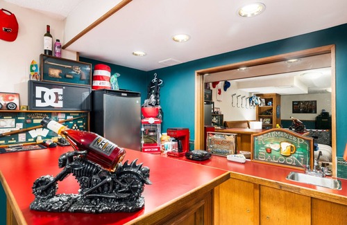 Port Moody House | Country style vacation home suite-REC- GYM AND HOTTUB INCLUDED-PET FRIENDLY