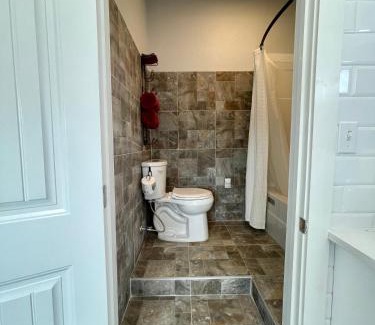 Emory Apartment | Country Suite Apartment near Lake Fork with Stocked Pond and Walking Trails