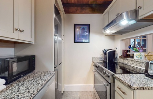 West Hartford House | Country townhome - mountain view - walk to Village of Quechee - near Club & golf