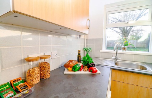 Halvergate Cottage | Country View Cottage - sleeps 5 guests in 3 bedrooms