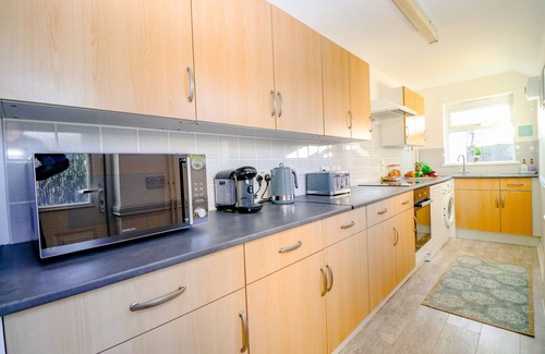 Halvergate Cottage | Country View Cottage - sleeps 5 guests in 3 bedrooms