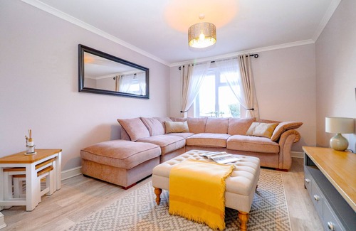 Halvergate Cottage | Country View Cottage - sleeps 5 guests in 3 bedrooms
