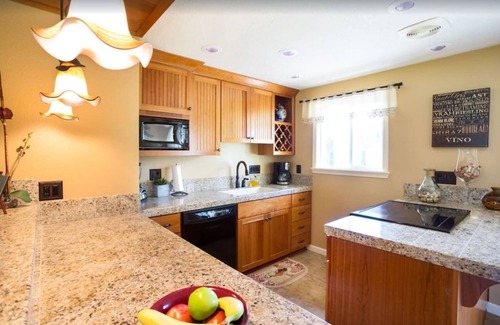 Carlton House | Country View Cottages, Stylish, Comfy, Uncorked Cottage Near Downtown Carlton