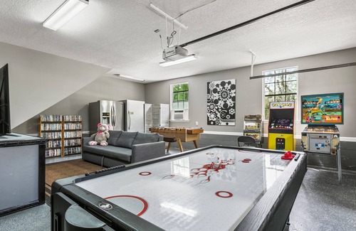 Northside Cottage | Country Villa pool hot tub game room pond