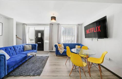 Gillingham Apartment | Countryman Cottage - Hot Tub - 65 Inch TV