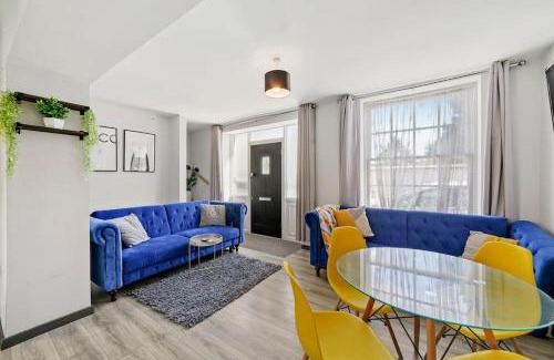 Gillingham Apartment | Countryman Cottage - Hot Tub - 65 Inch TV