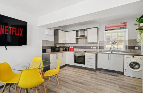 Gillingham Apartment | Countryman Cottage - Hot Tub - 65 Inch TV
