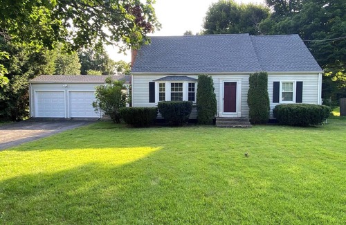 Granby House | Countryside 4-bedroom house with WiFi and AC in peaceful Granby