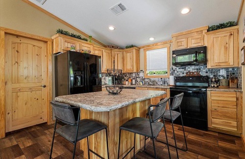 Quinlan House | Countryside Cabin on Lake Tawakoni - w/Lakeview. Pet-Friendly!n