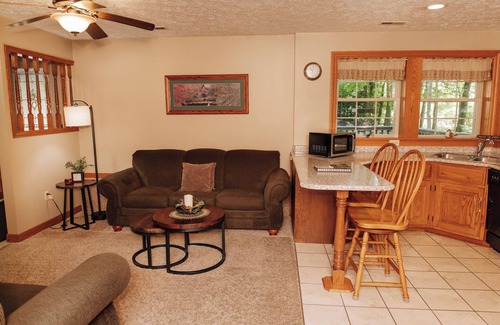 Dundee Cabin | Countryside Cabin Suite: Luxurious Cabin Suite in Amish Country, Ohio