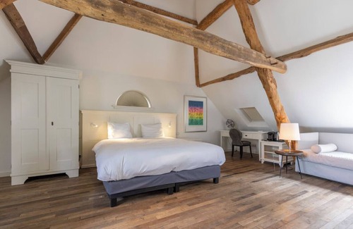 Baarlo House | Countryside Calm with Modern Comfort and Free Parking! Onsite Dining