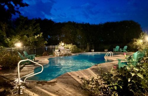 Franklin County House | Countryside Carriage House with Pool