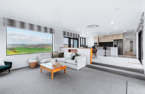 Hikumutu House | Countryside Comforts, beautiful modern house with rural and mountain views!