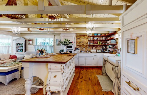 Buckingham Cottage | Countryside cottage with firepit, garden views, French-country decor, & hammock
