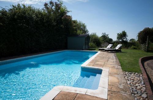 Abbess Roding House | Countryside cottage with pool