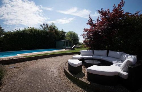 Abbess Roding House | Countryside cottage with pool