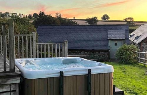 Lifton House | Countryside cottage with private garden & hot tub